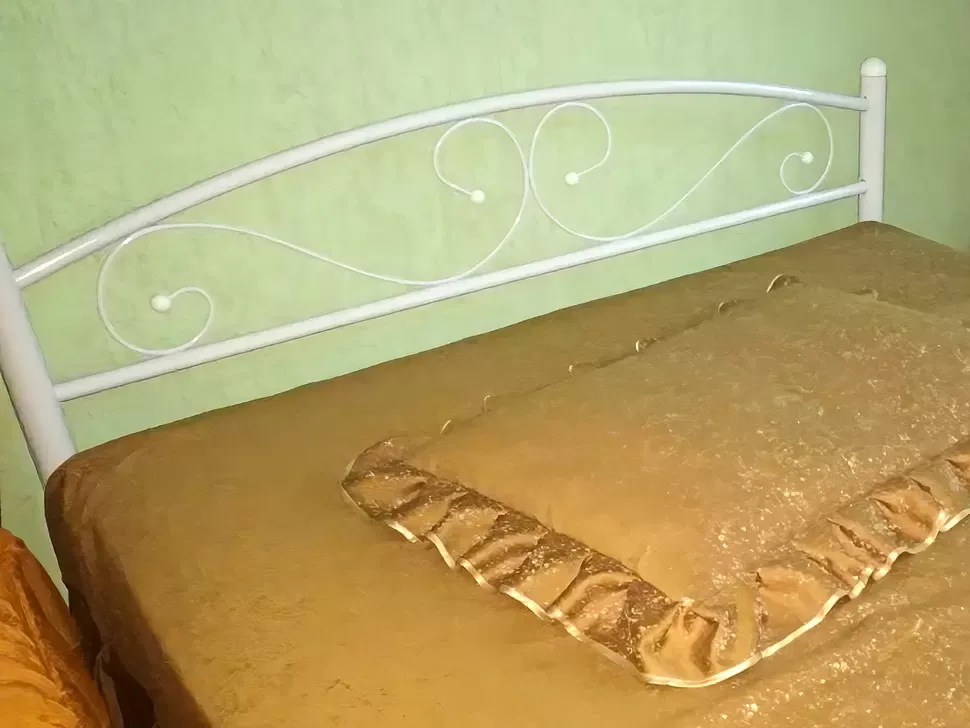 Белое изголовье кровати металлической двуспальной Вероника мебельная фабрика Металл-Дизайн
